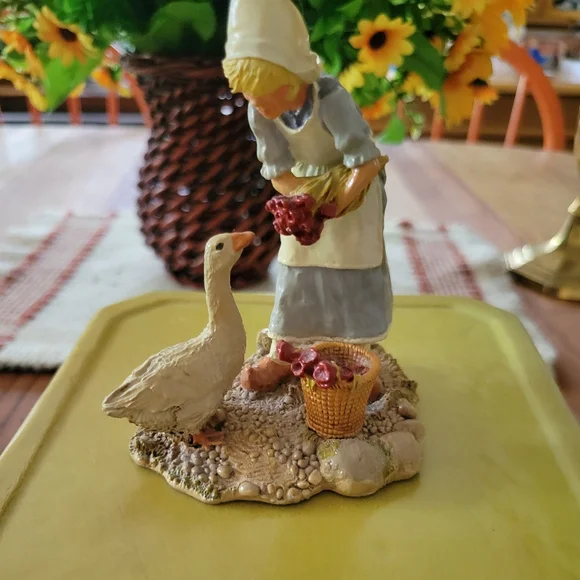 Franklin Mint Children of the World Figurines - Picture 11 of 12